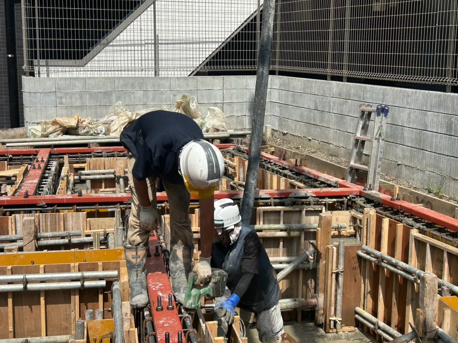 型枠内で基礎工事を進める作業員