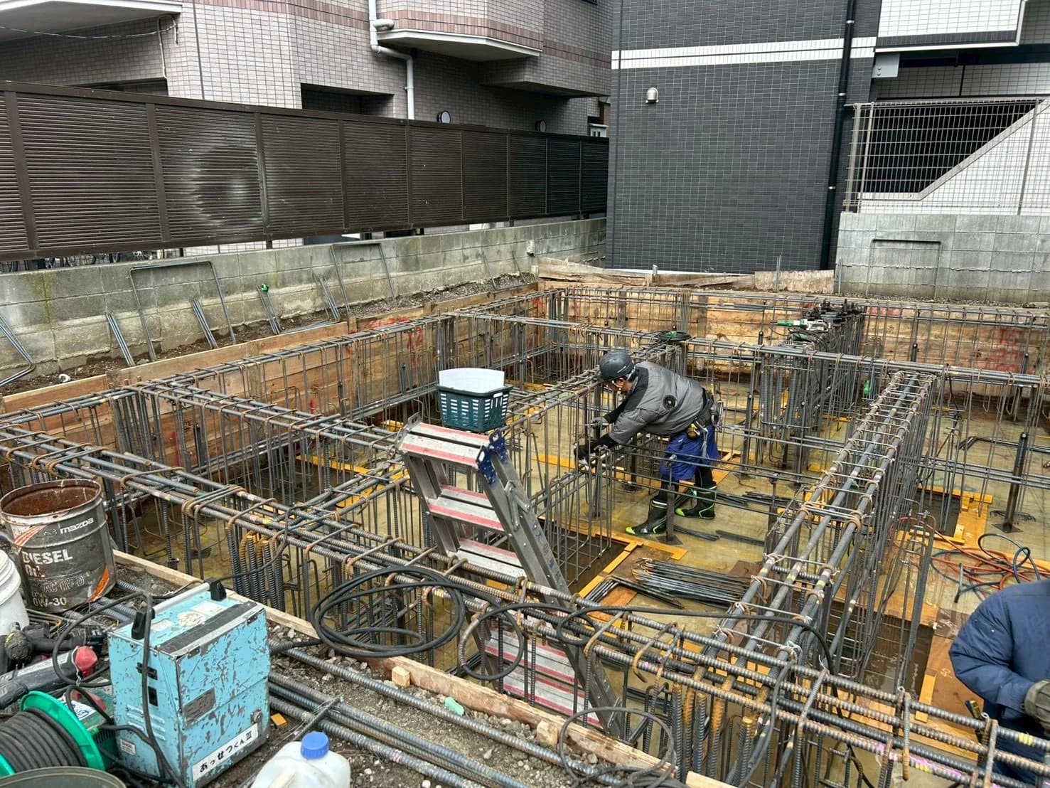基礎配筋が進む工事現場の全景