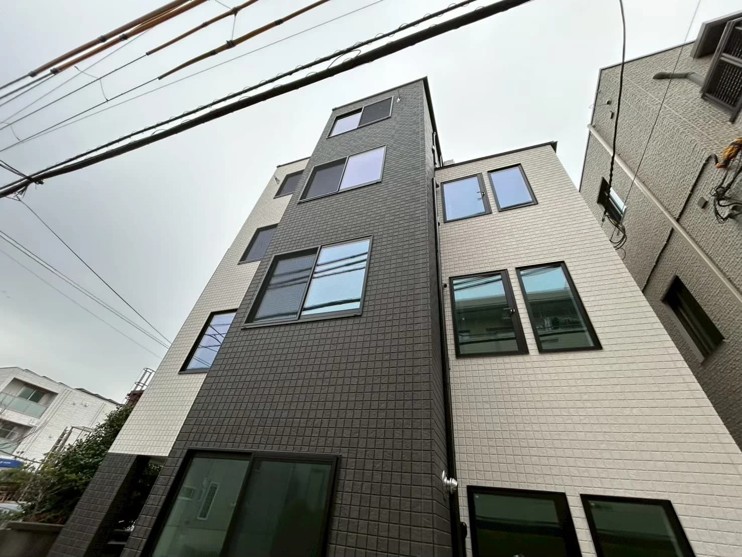 完成した鉄骨造建物の外観