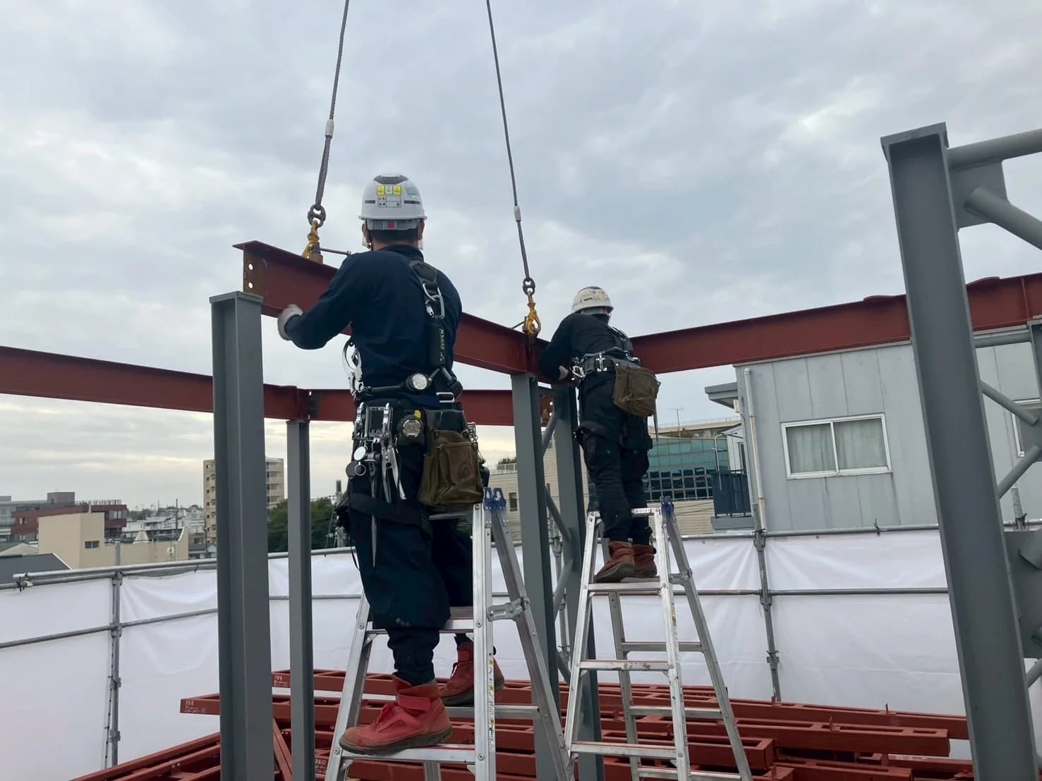 鉄骨梁を所定位置へ据え付ける建方作業