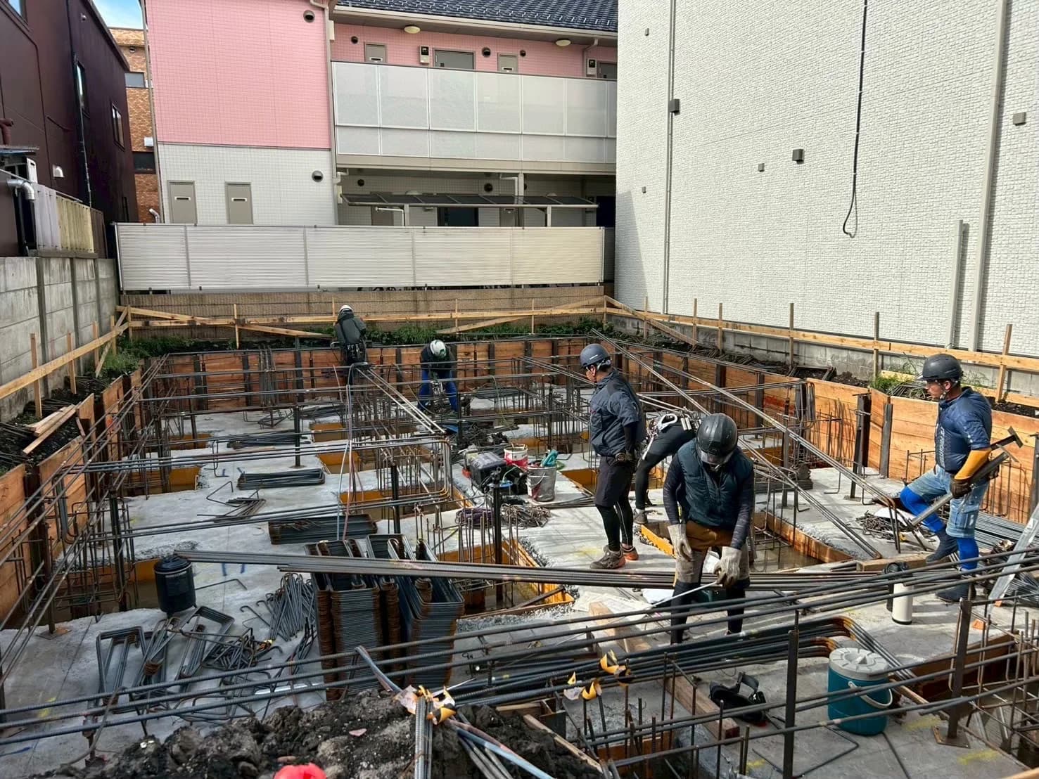 基礎配筋と型枠施工が進む現場全景